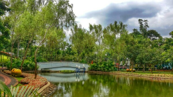 danau di taman spathodea