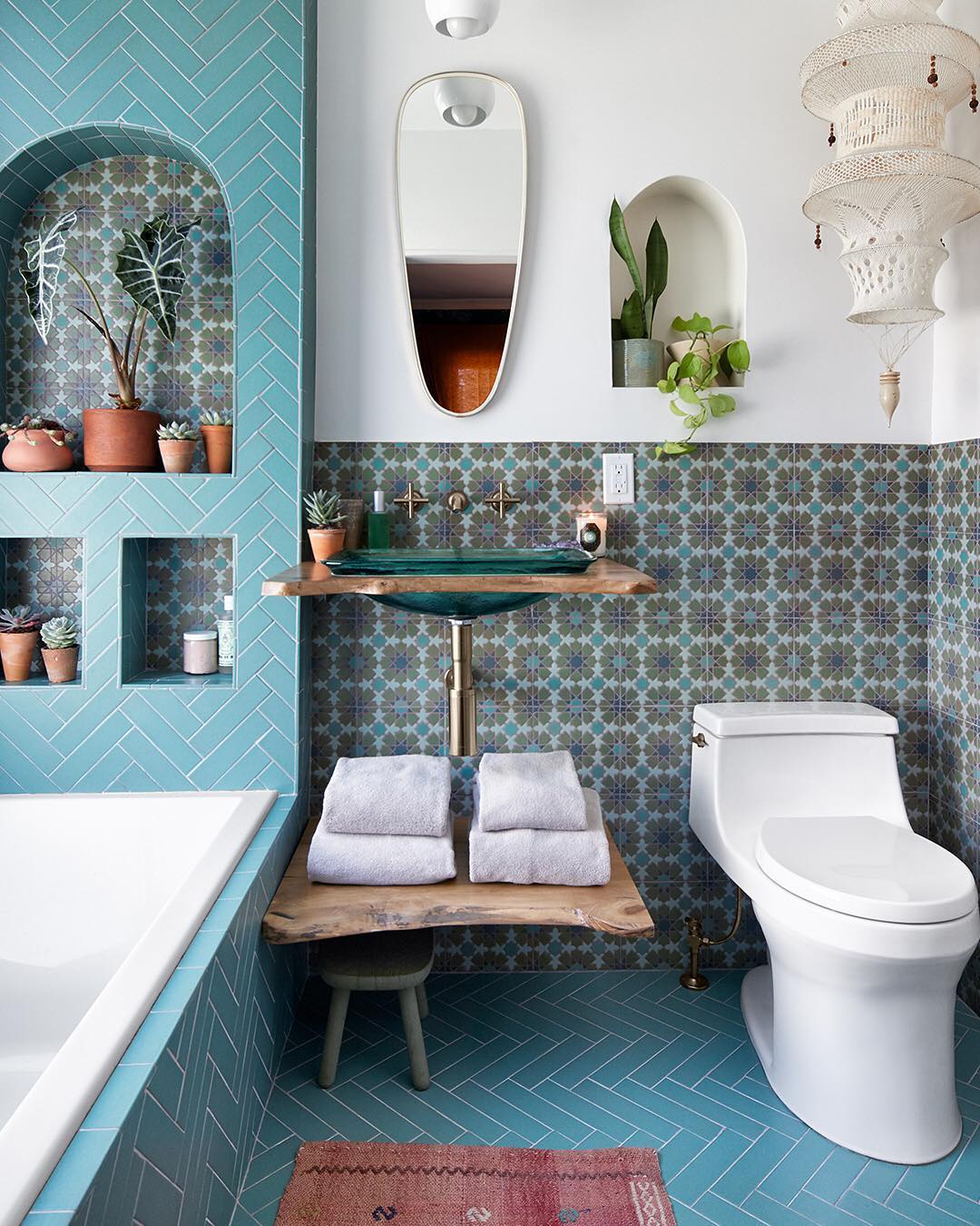 lantai keramik kamar mandi motif chevron atau zig zag