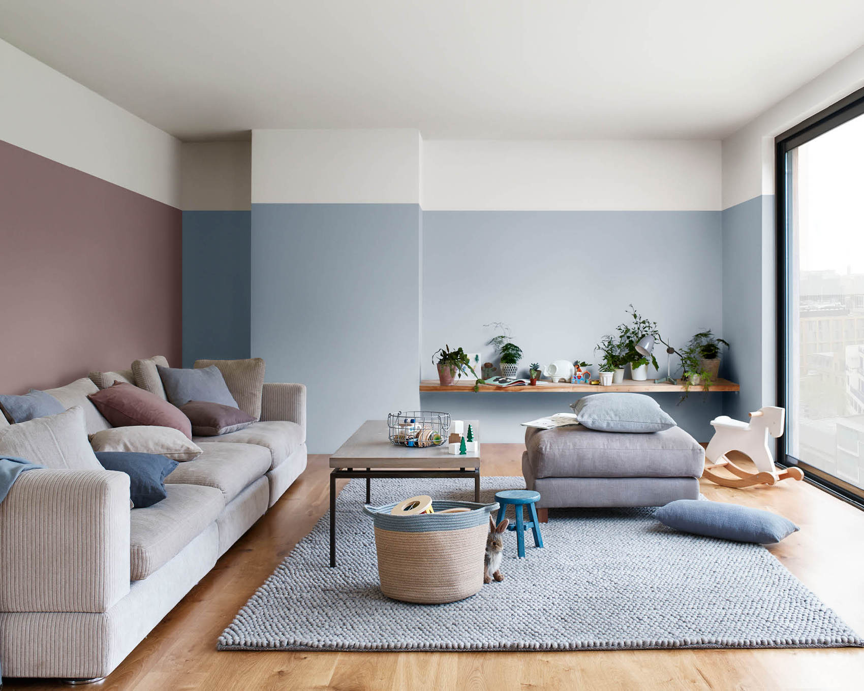 Kombinasikan warna cat rumah minimalis merah muda dan biru pada living room / Dulux