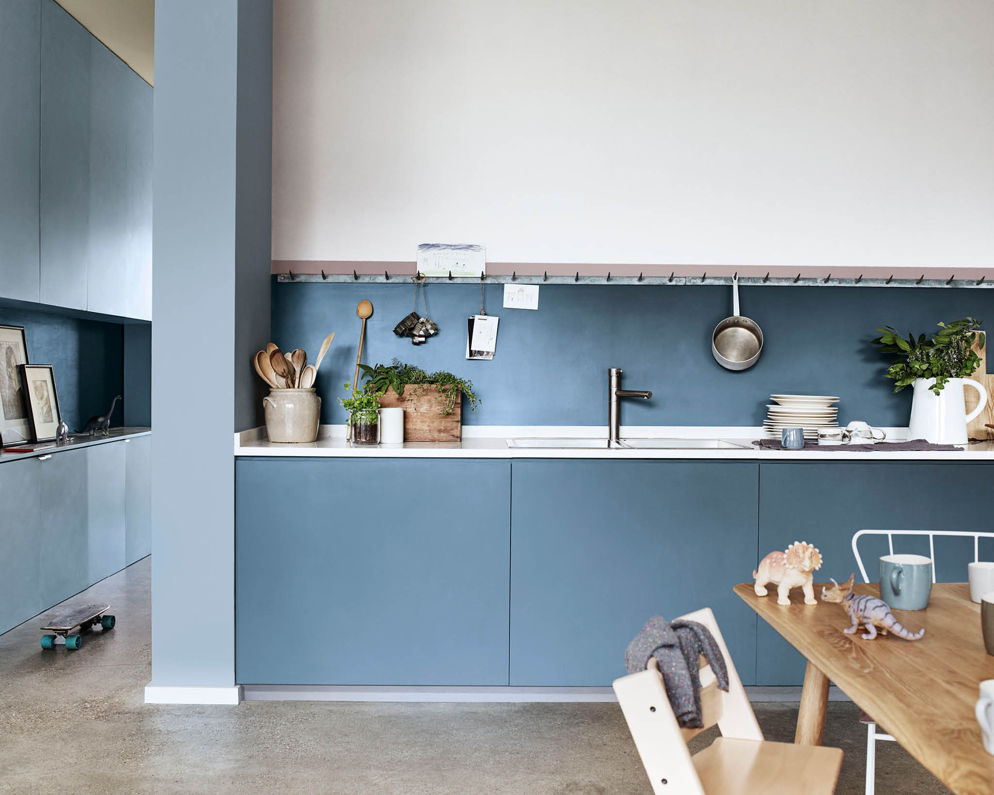 Dapur dengan paduan warna cat rumah minimalis biru dan putih / Dulux