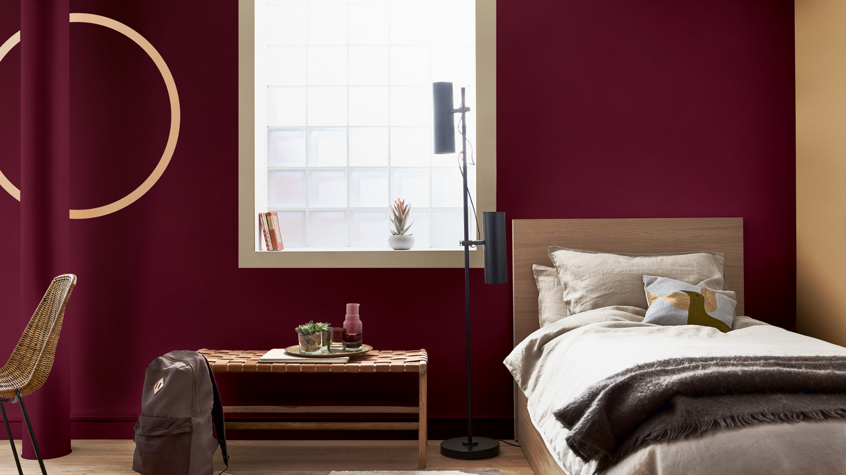 Kombinasi warna cat rumah minimalis burgundy dengan warna Spiced Honey pada kamar tidur dari Dulux / Dulux