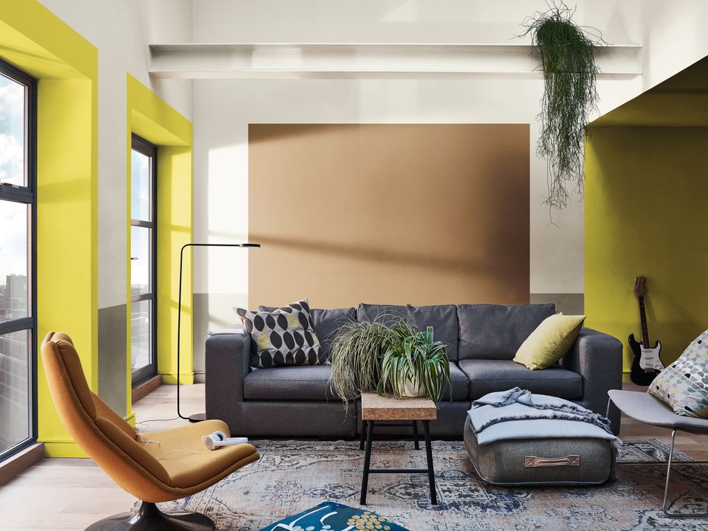 Tambahkan warna cat rumah minimalis kuning pada dinding guna mencerahkan suasana ruang tamu / Dulux